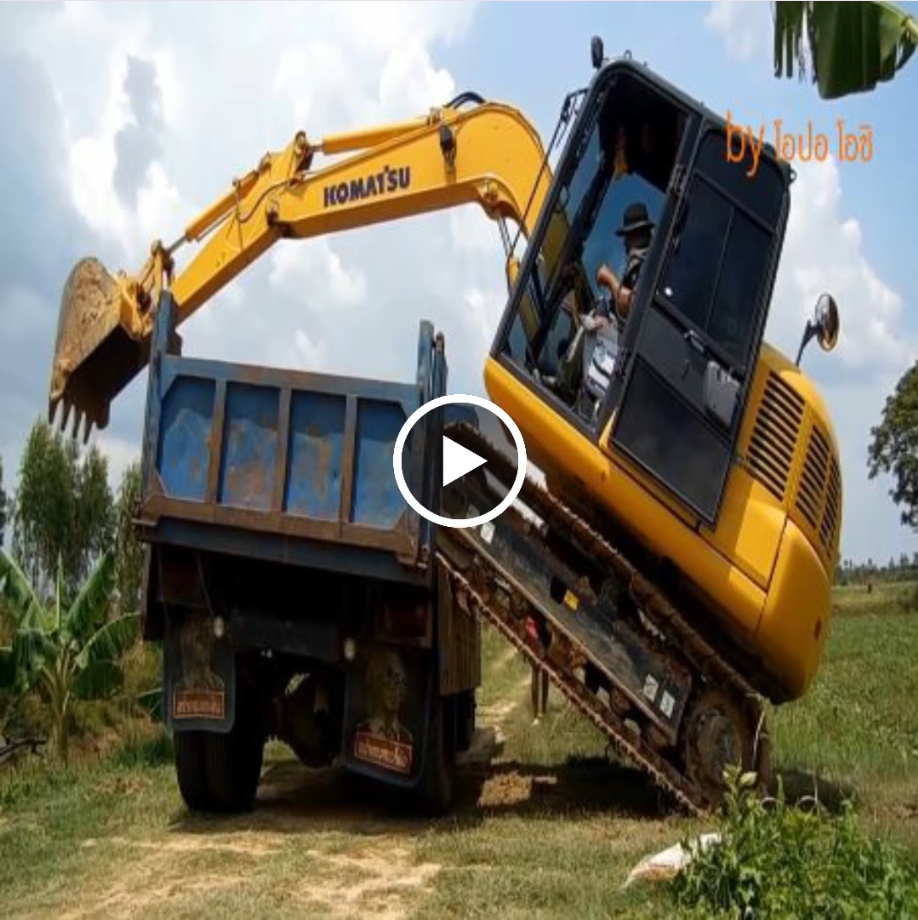 Komatsu pc70 climbs onto a 6-wheel truck very professionally